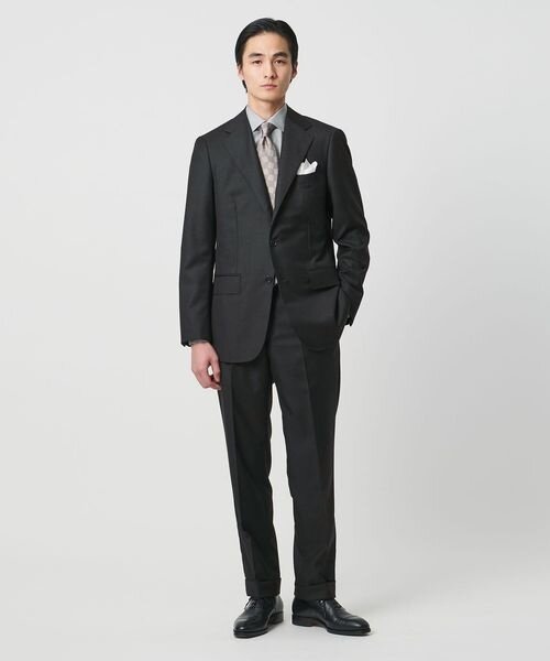ハーフクッションのパンツでスーツを着た男性