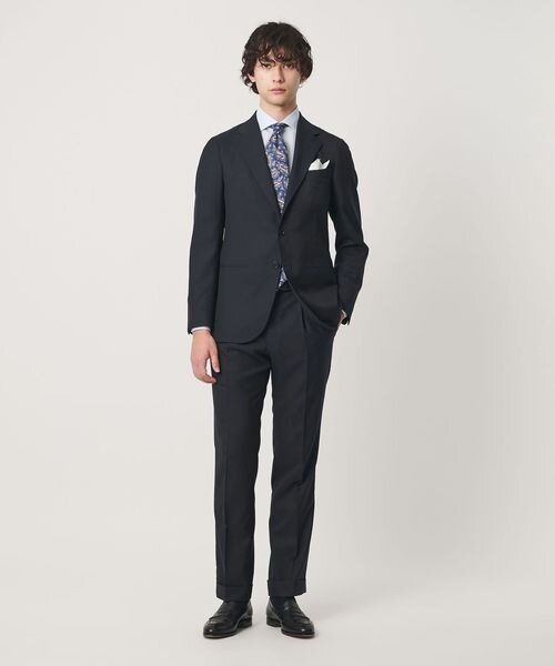 ビジネススーツのパンツ裾をハーフクッションにしている男性