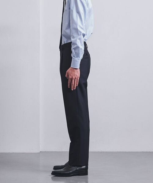 パンツの裾上げで革靴を履いている男性