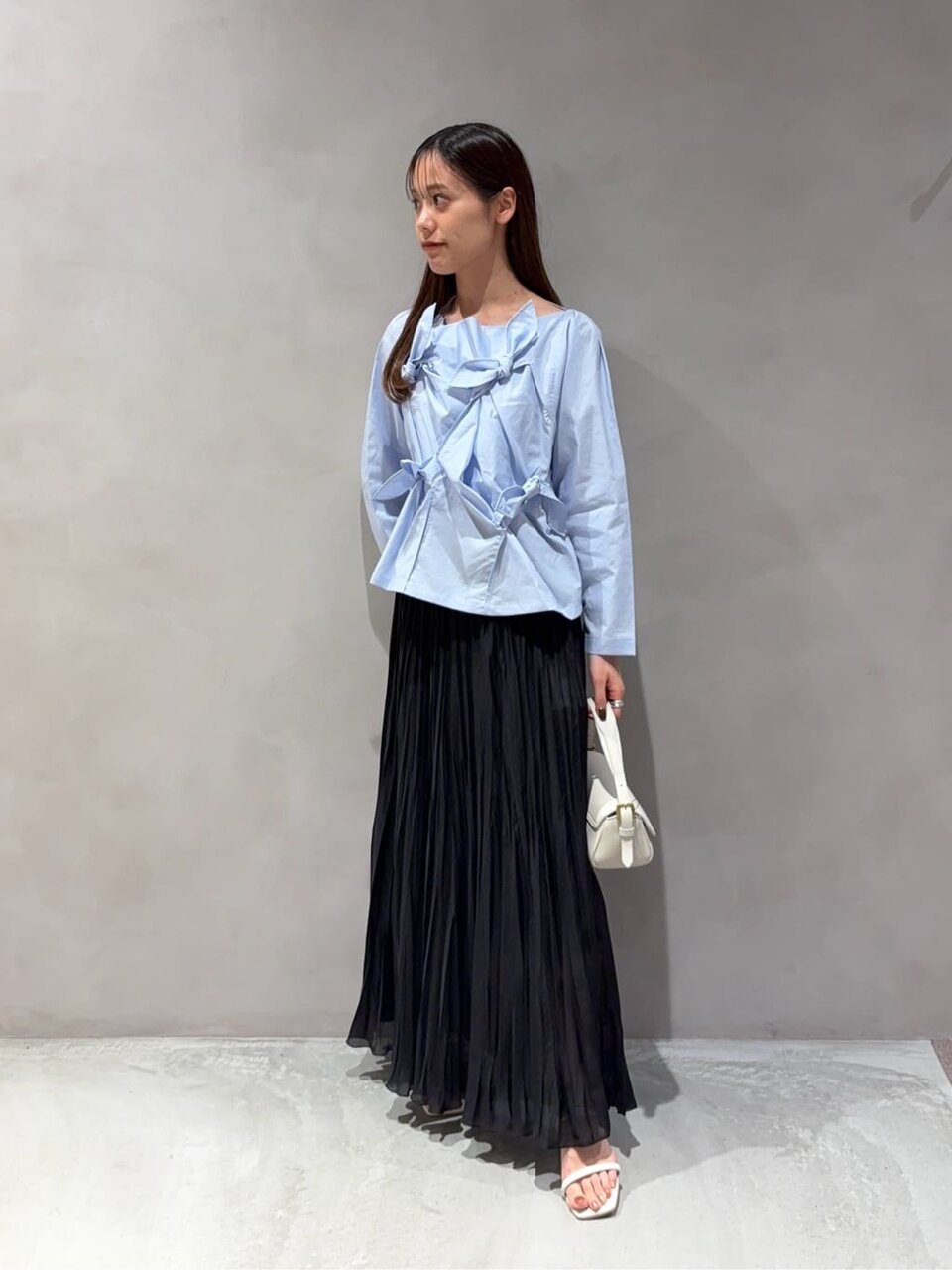 黒のスカートをはいた女性