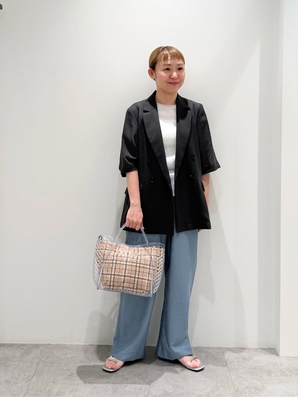 グレーのジャケットを着た女性