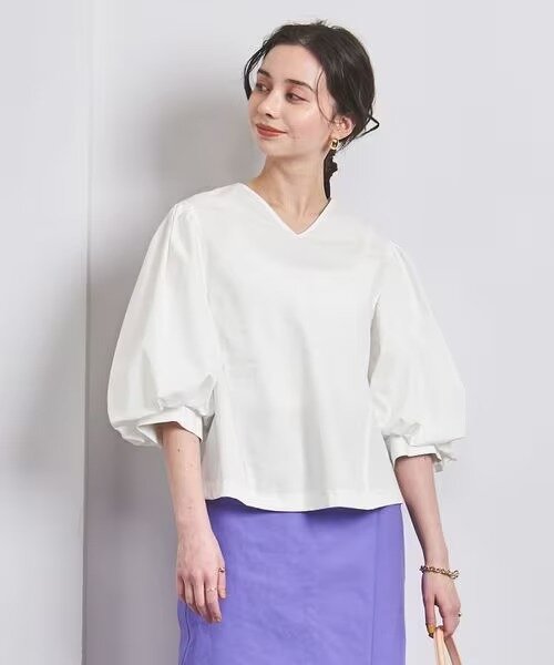骨格ナチュラルに似合う白のトップスを着た女性
