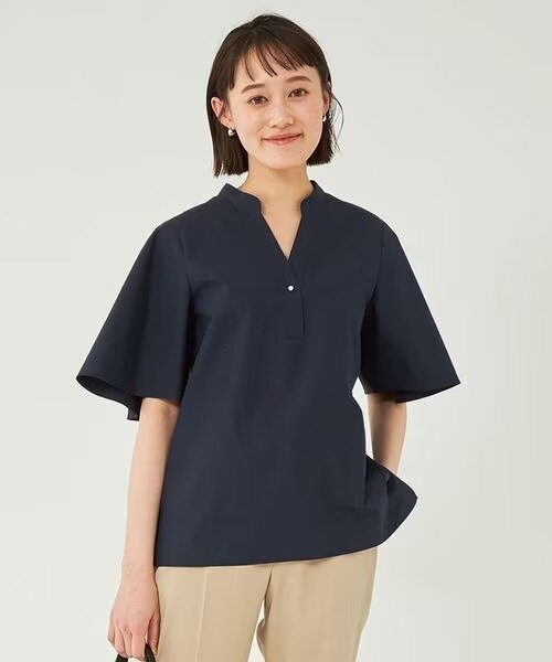 Vネックのブラウスを着た女性
