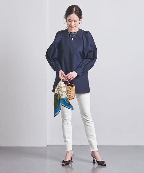 デニムパンツをはいた女性