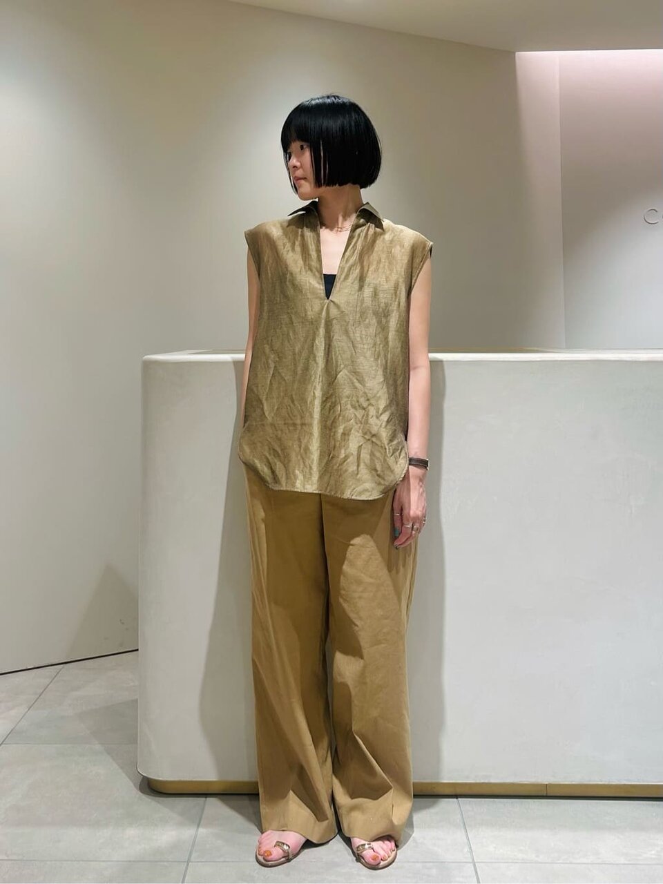 スキッパーシャツを着た女性