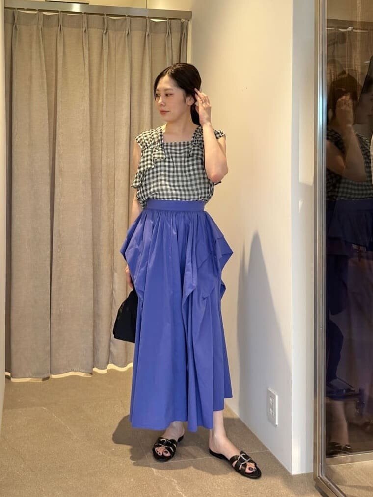 デザインスカートをはいた女性