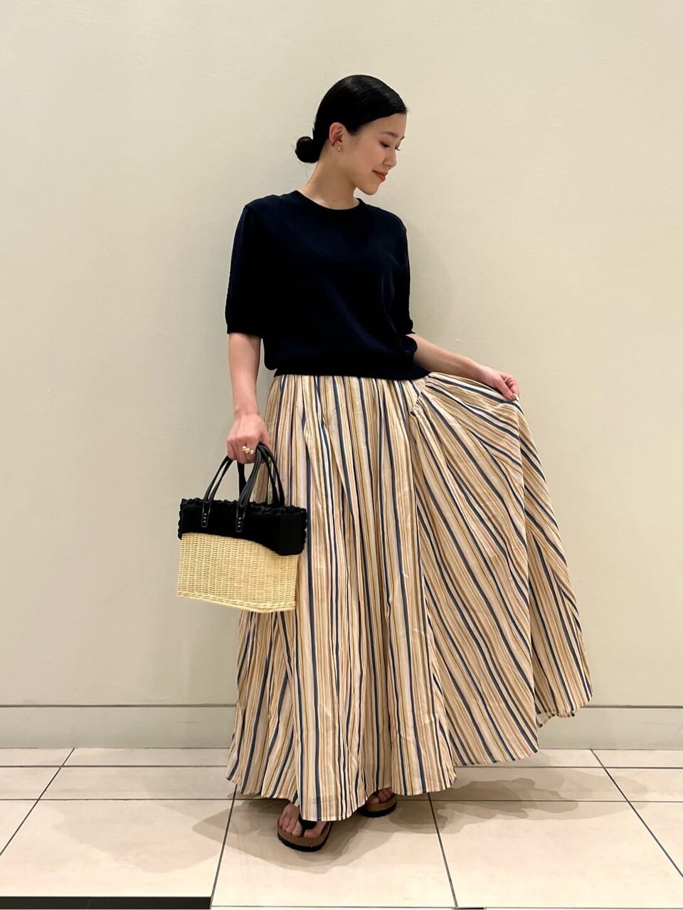 マキシスカートをはいた女性