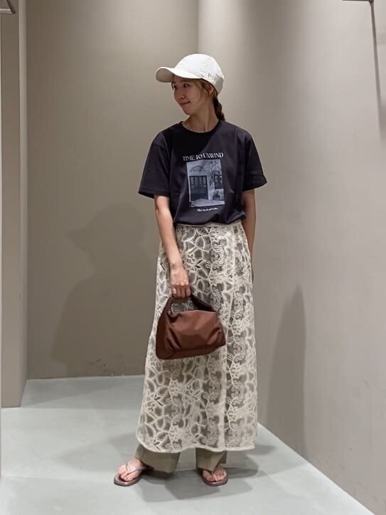 レーススカートをはいた女性