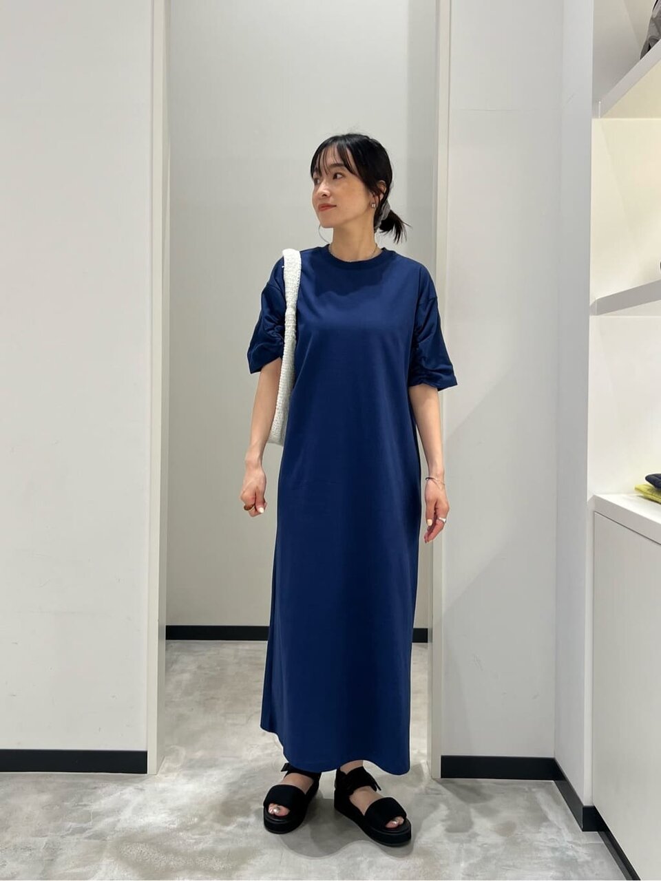 ワンピースを着た女性
