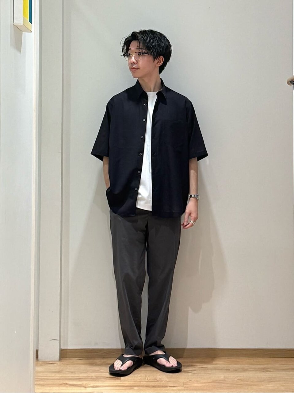 黒シャツを着た男性