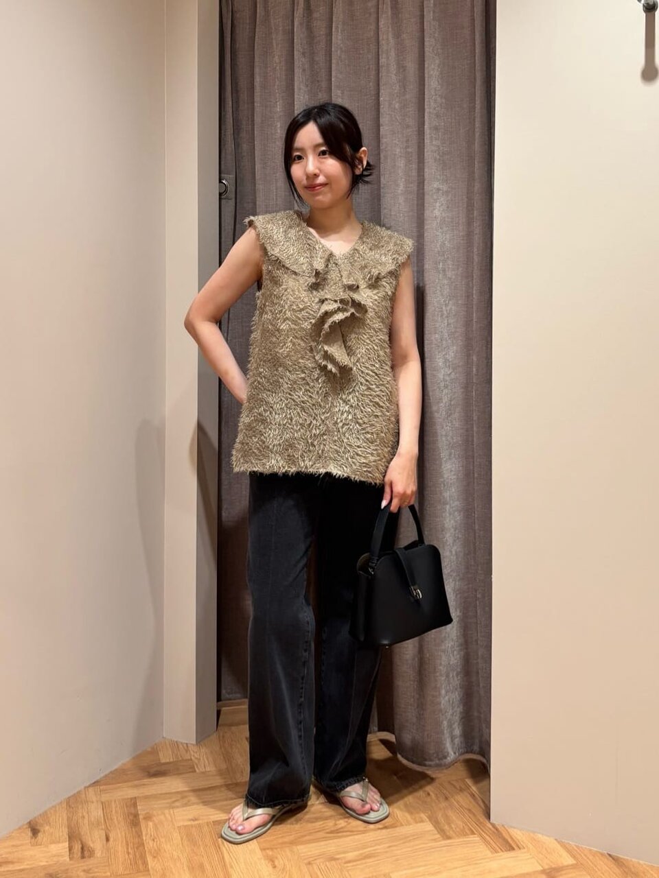 フリル付きトップスを着た女性