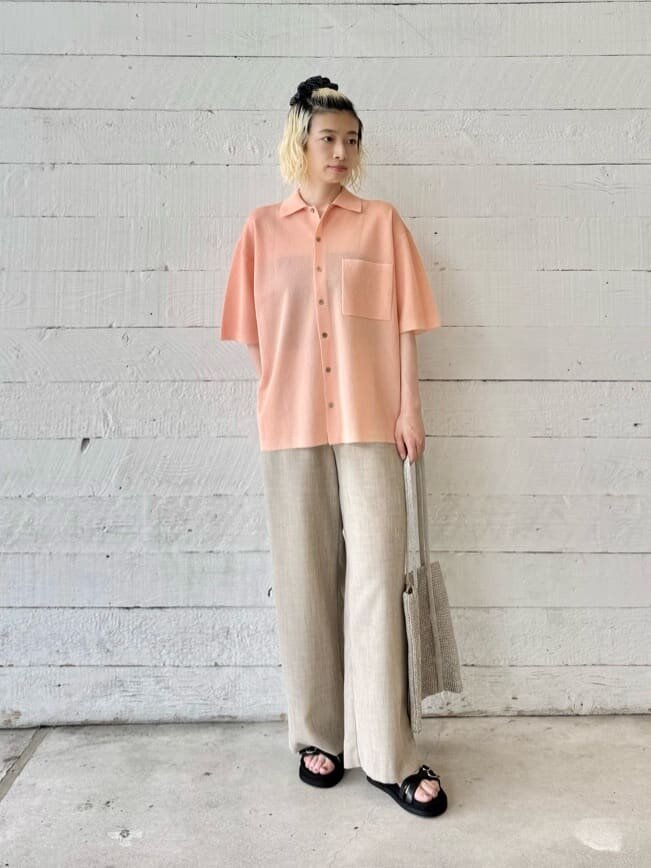 シャツカーディガンを着た女性