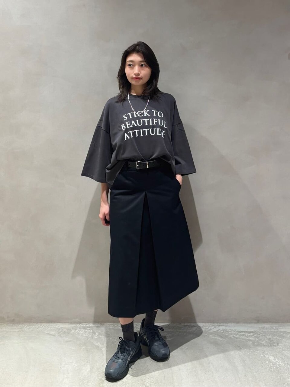 オーバーサイズTシャツを着た女性