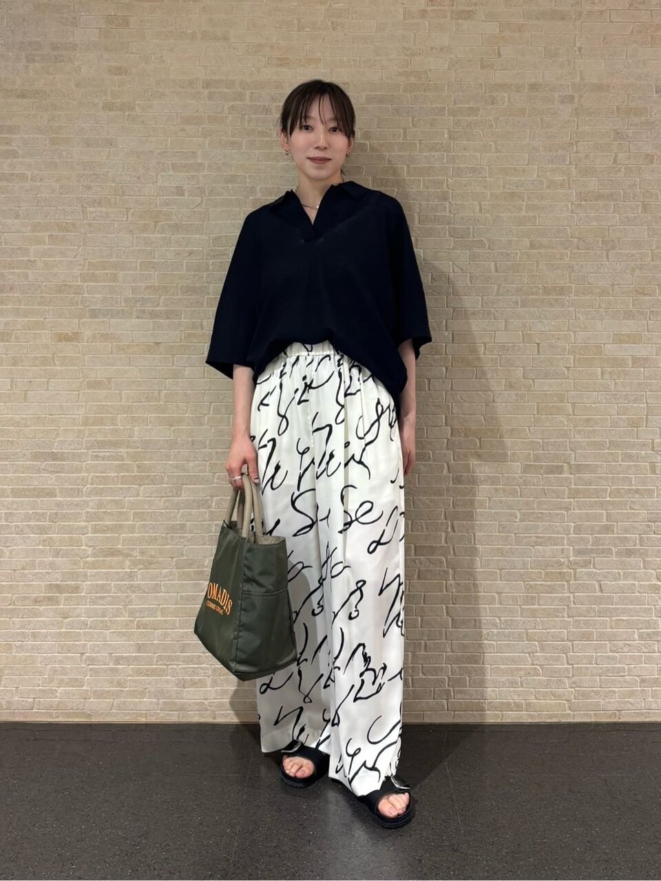 柄パンツをはいた女性