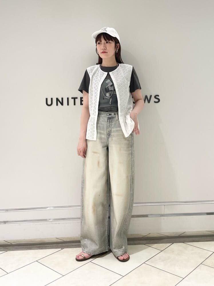ダメージデニムパンツをはいた女性
