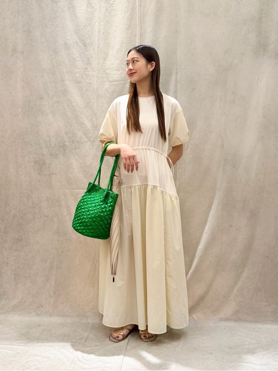 ワンピースを着た女性