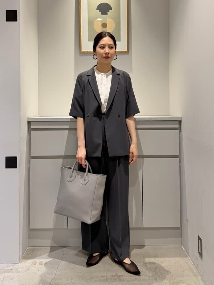 半袖ジャケットを着た女性