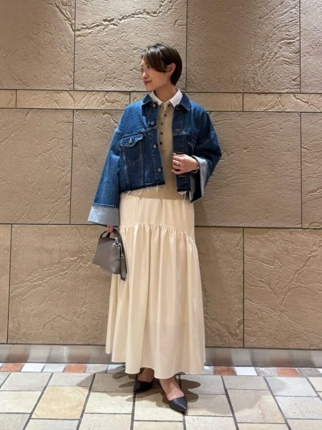 デニムジャケットを着た女性
