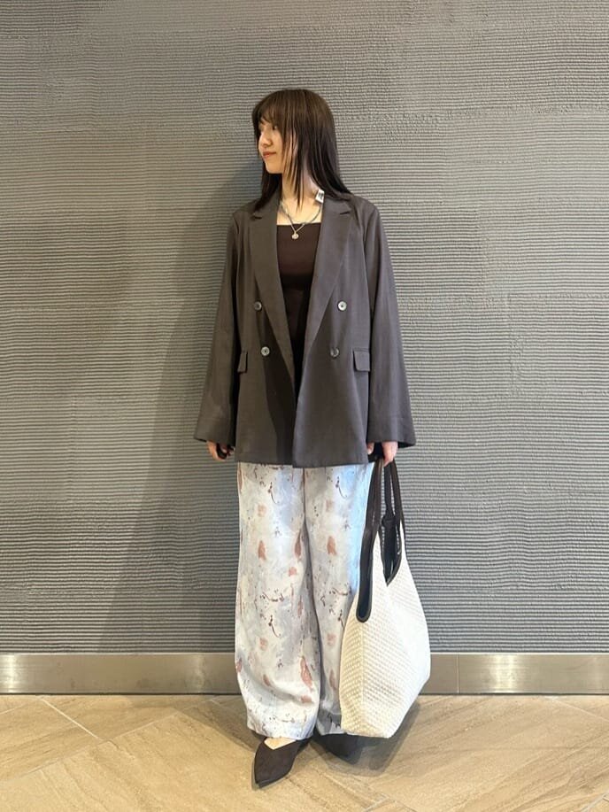 ジャケットを着た女性