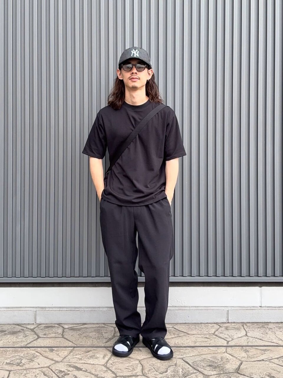 Tシャツとイージーパンツのメンズオールブラックコーデ