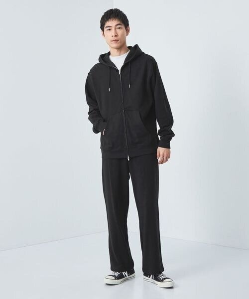 白のインナーを差し色にしたオールブラックコーデ