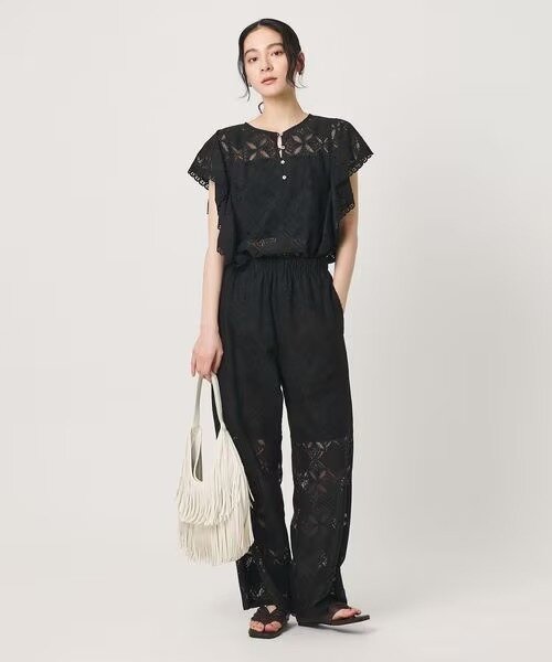 軽やかなオールブラックコーデの女性