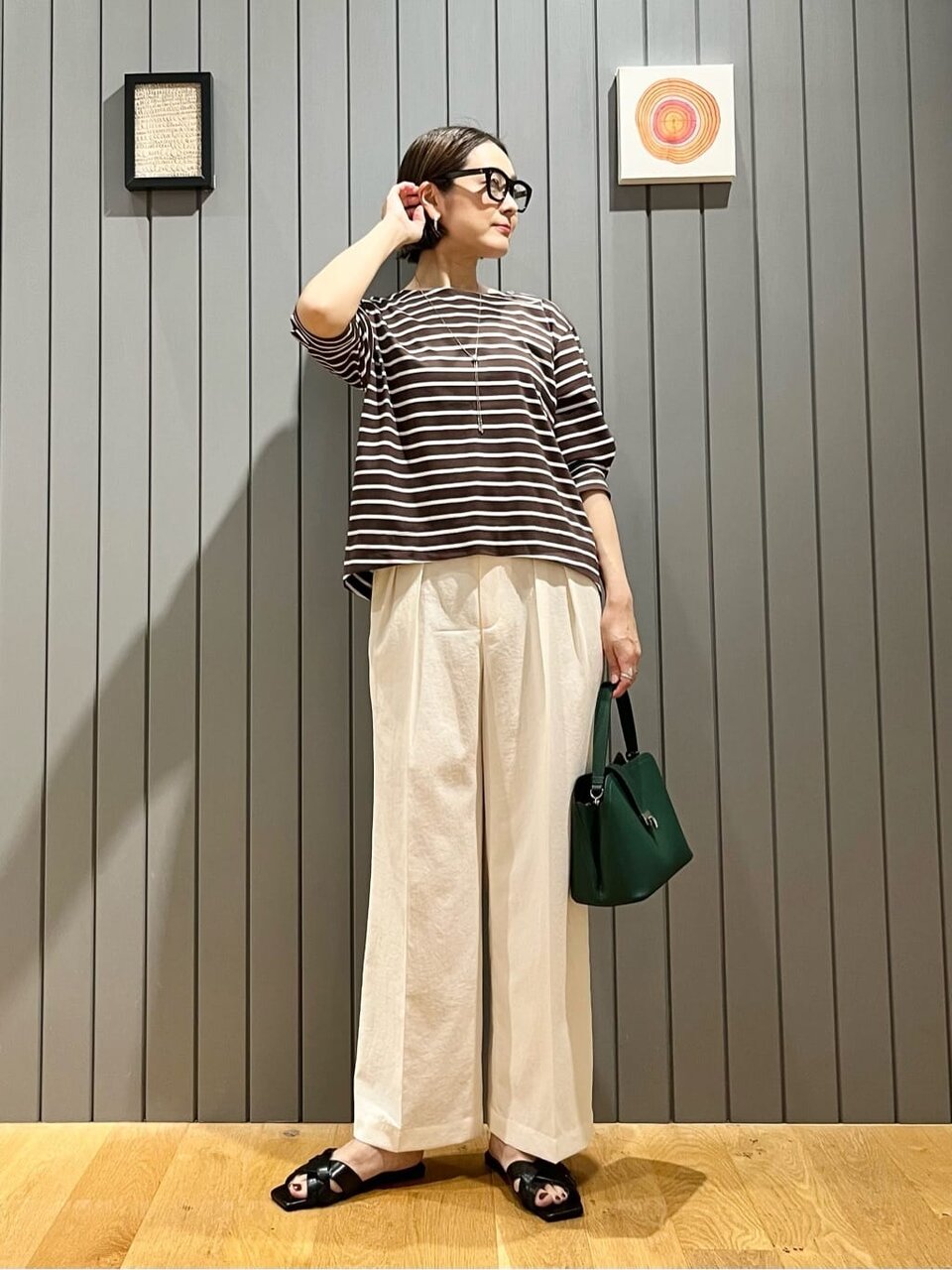 Tシャツと白Tシャツの50代夏コーデ
