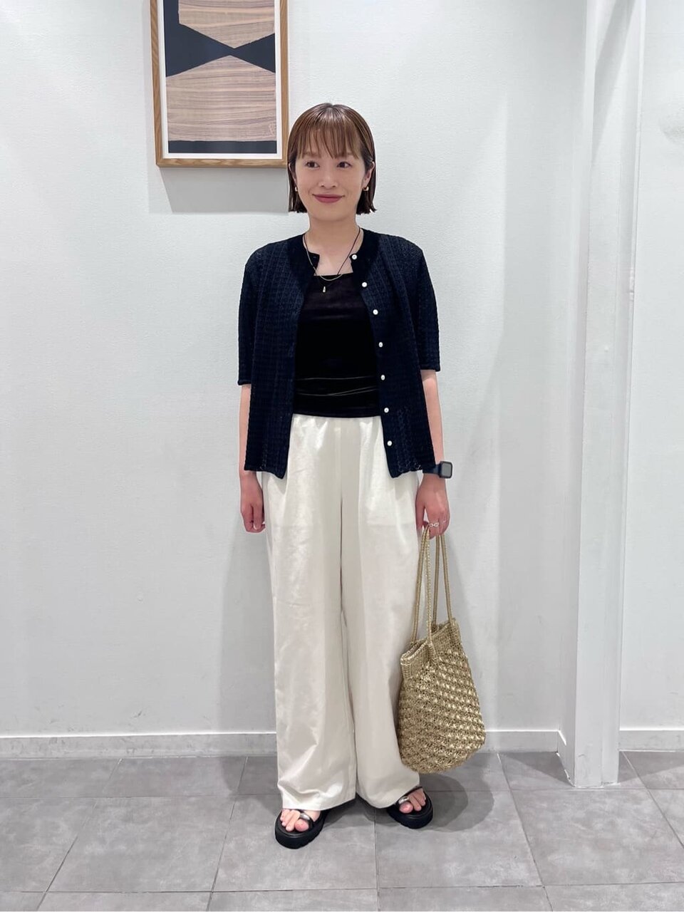 カーディガンと白パンツの50代夏コーデ