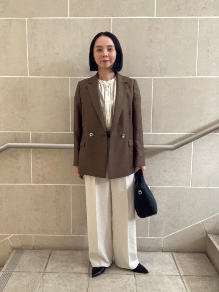 ジャケットと白パンツの50代秋コーデ