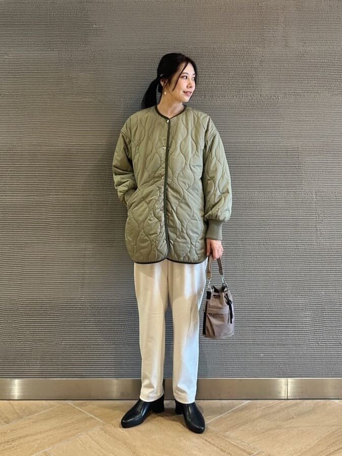 ブルゾンと白パンツの50代冬コーデ