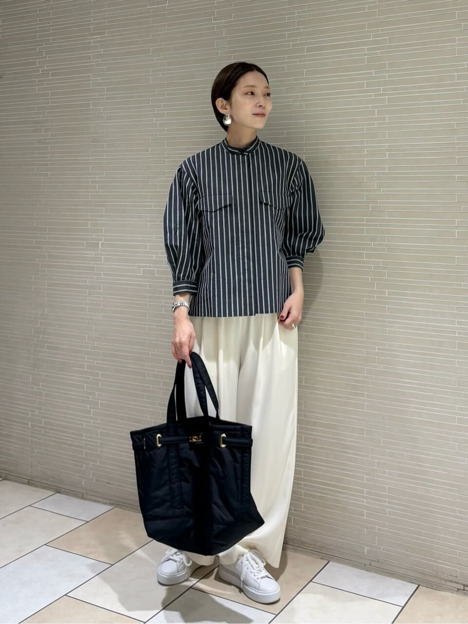 シャツと白パンツの50代春コーデ