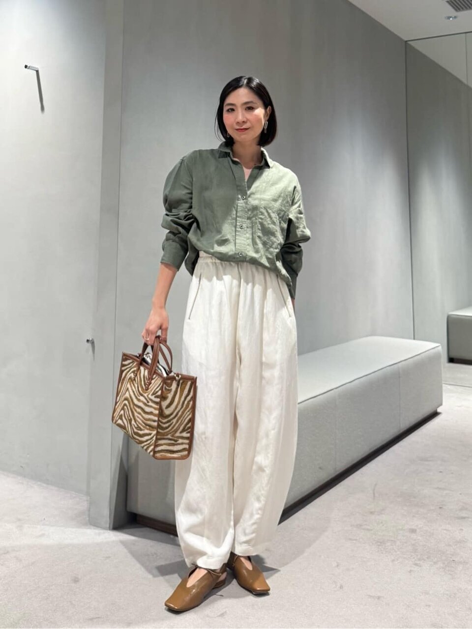 シャツと白パンツの50代春コーデ