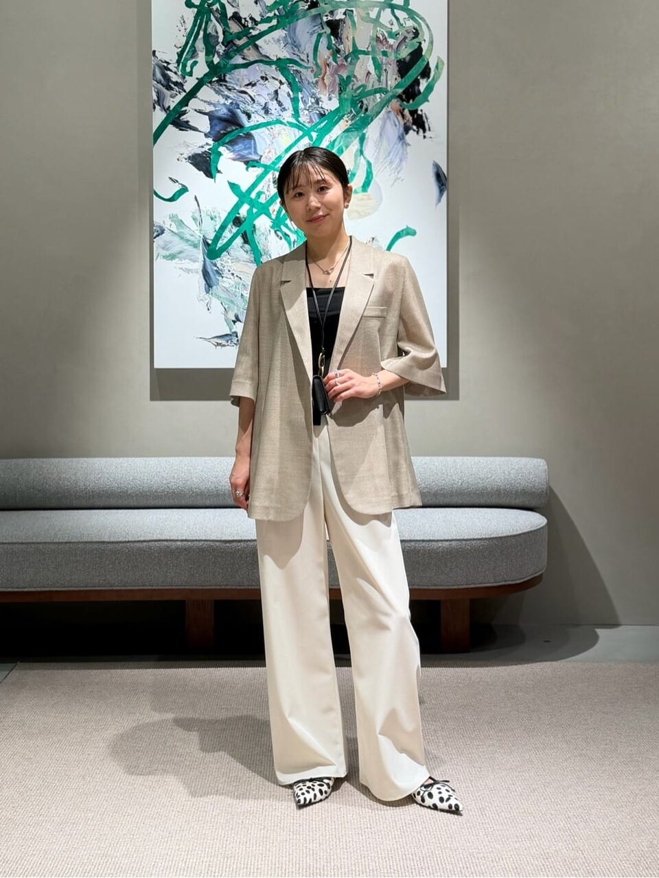ジャケットと白パンツの40代夏コーデ