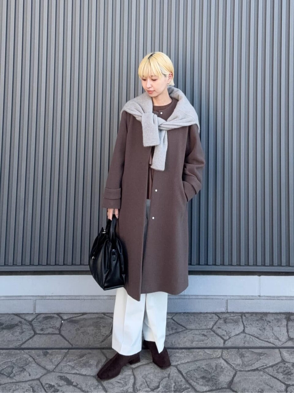 ノーカラーコートと白パンツの40代冬コーデ