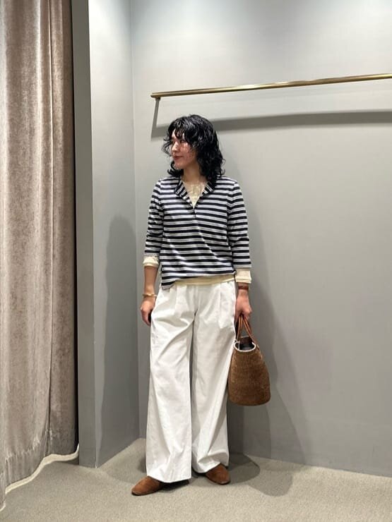 カットソーと白パンツの40代春コーデ