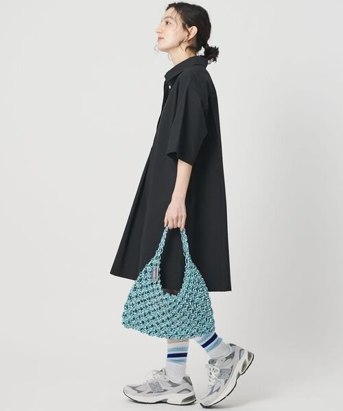 水色のバッグ×靴下のコーデ