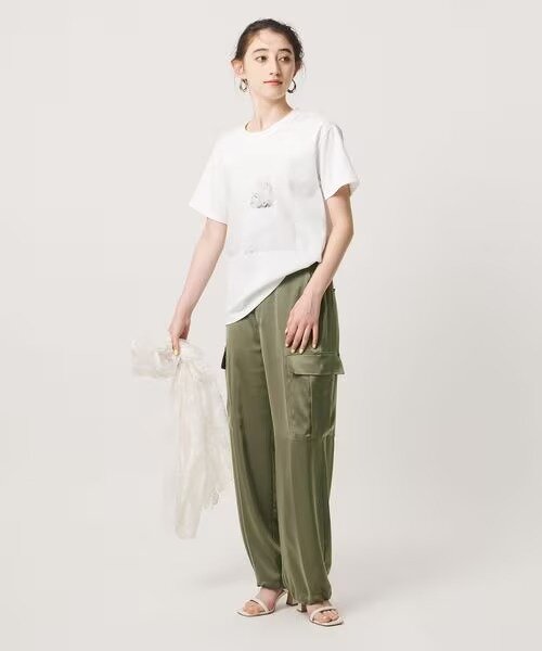 カーゴパンツを着た女性