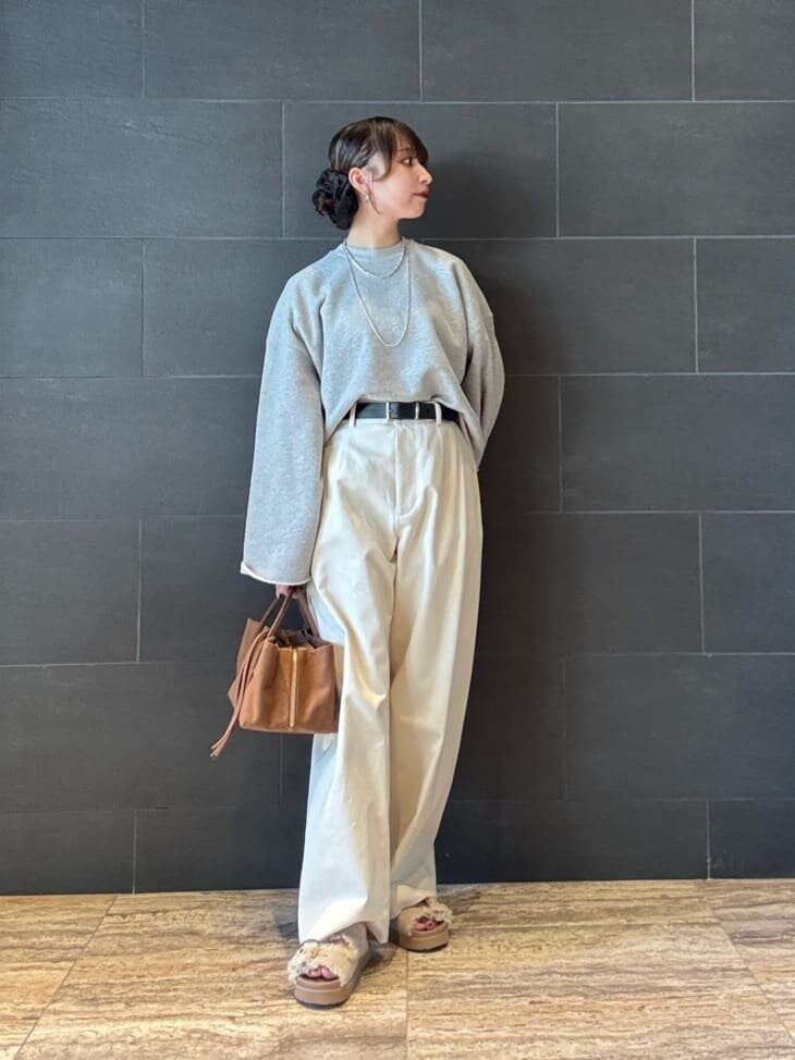 グレーのスウェットを着た女性