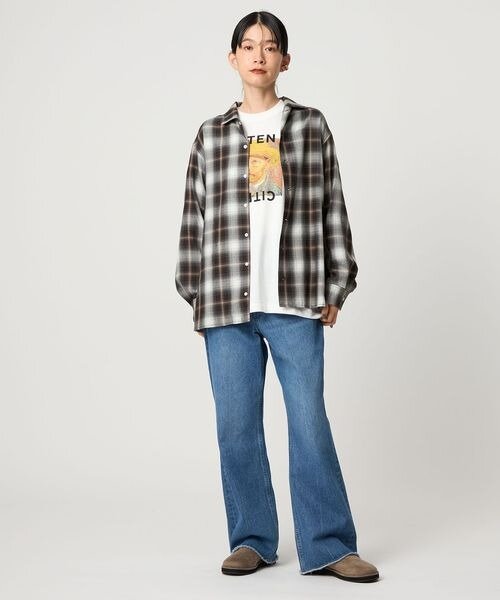 Tシャツにシャツを羽織ったコーデ