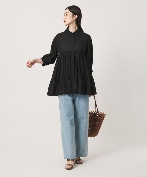チュニックにデニムパンツをあわせたきれいめカジュアルコーデ