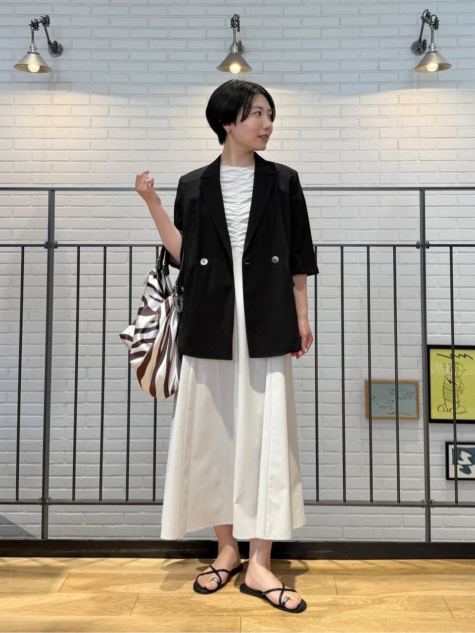 ワンピースとシアージャケットの30代きれいめカジュアルコーデ