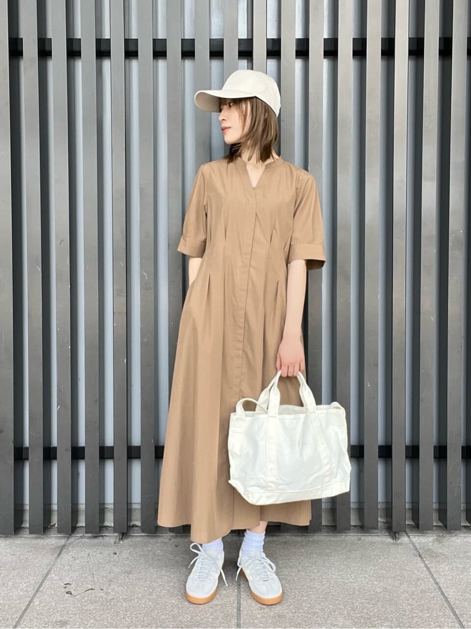 シャツワンピースを着た女性