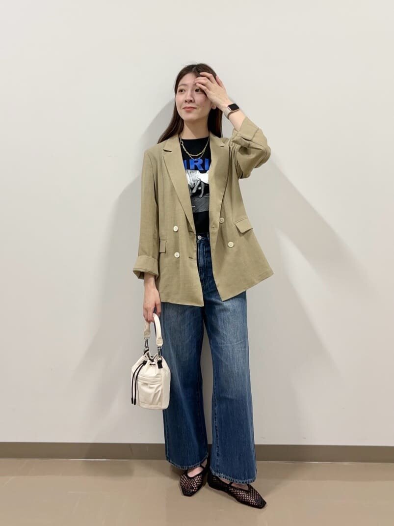 ジャケット×デニムパンツのコーデ