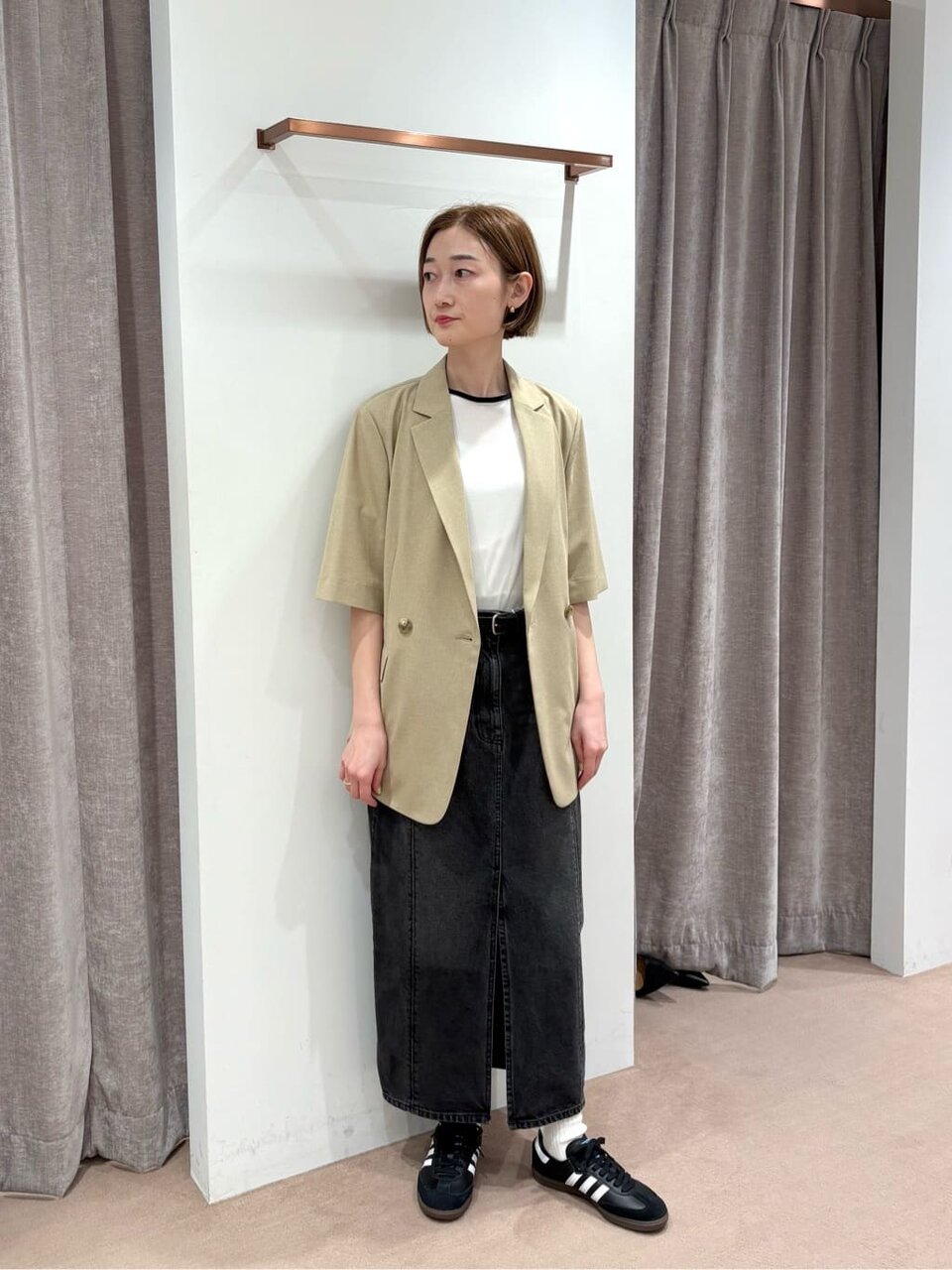 ジャケット×デニムスカートの女性