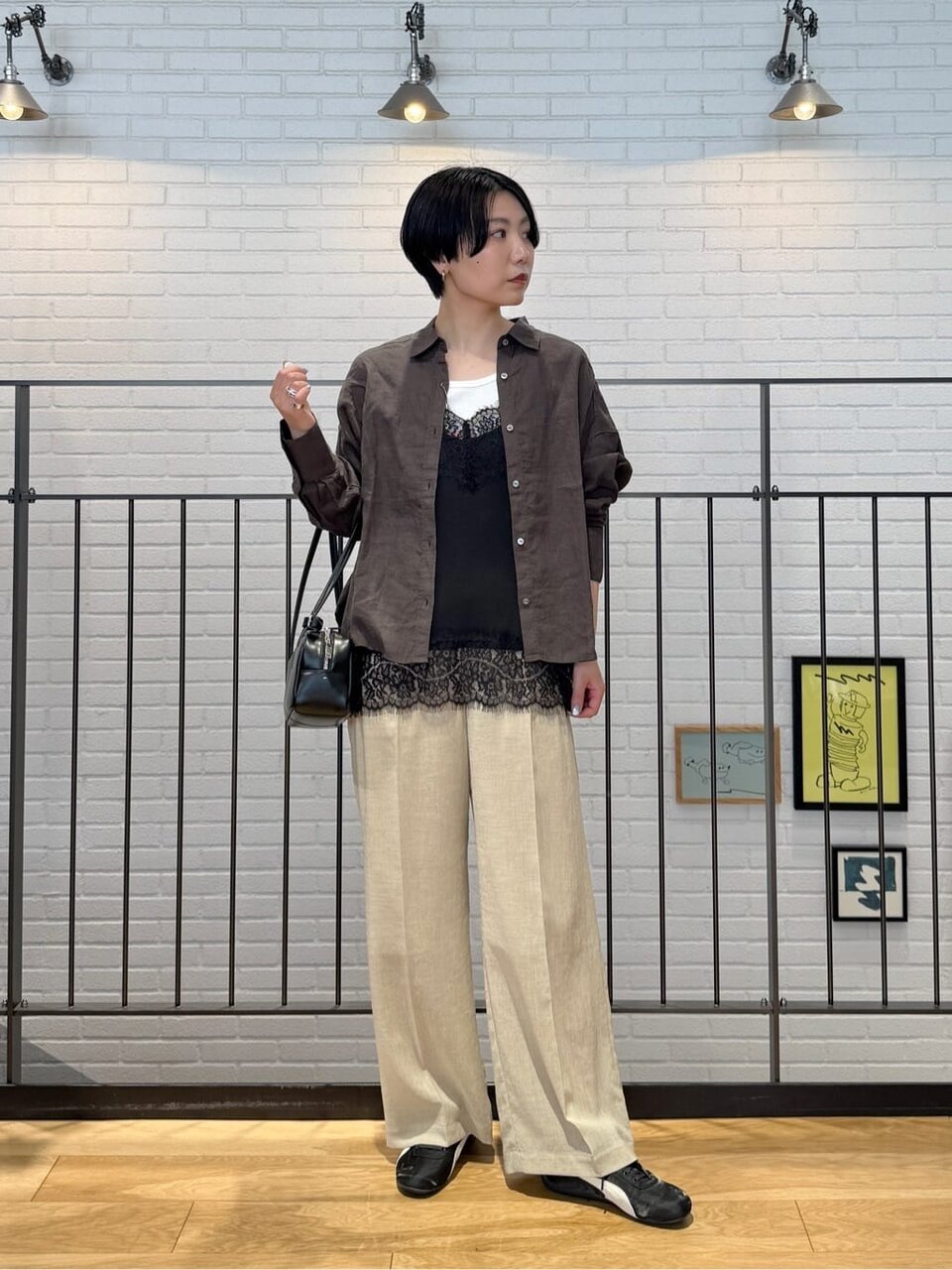 シャツとワイドパンツの40代きれいめカジュアルコーデ