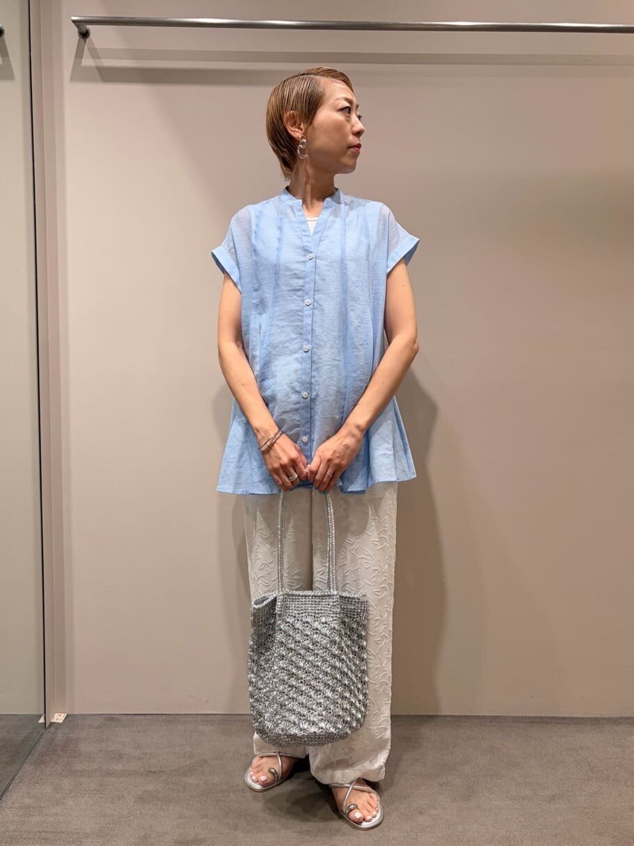 ブラウスとジャガードパンツの50代きれいめカジュアルコーデ