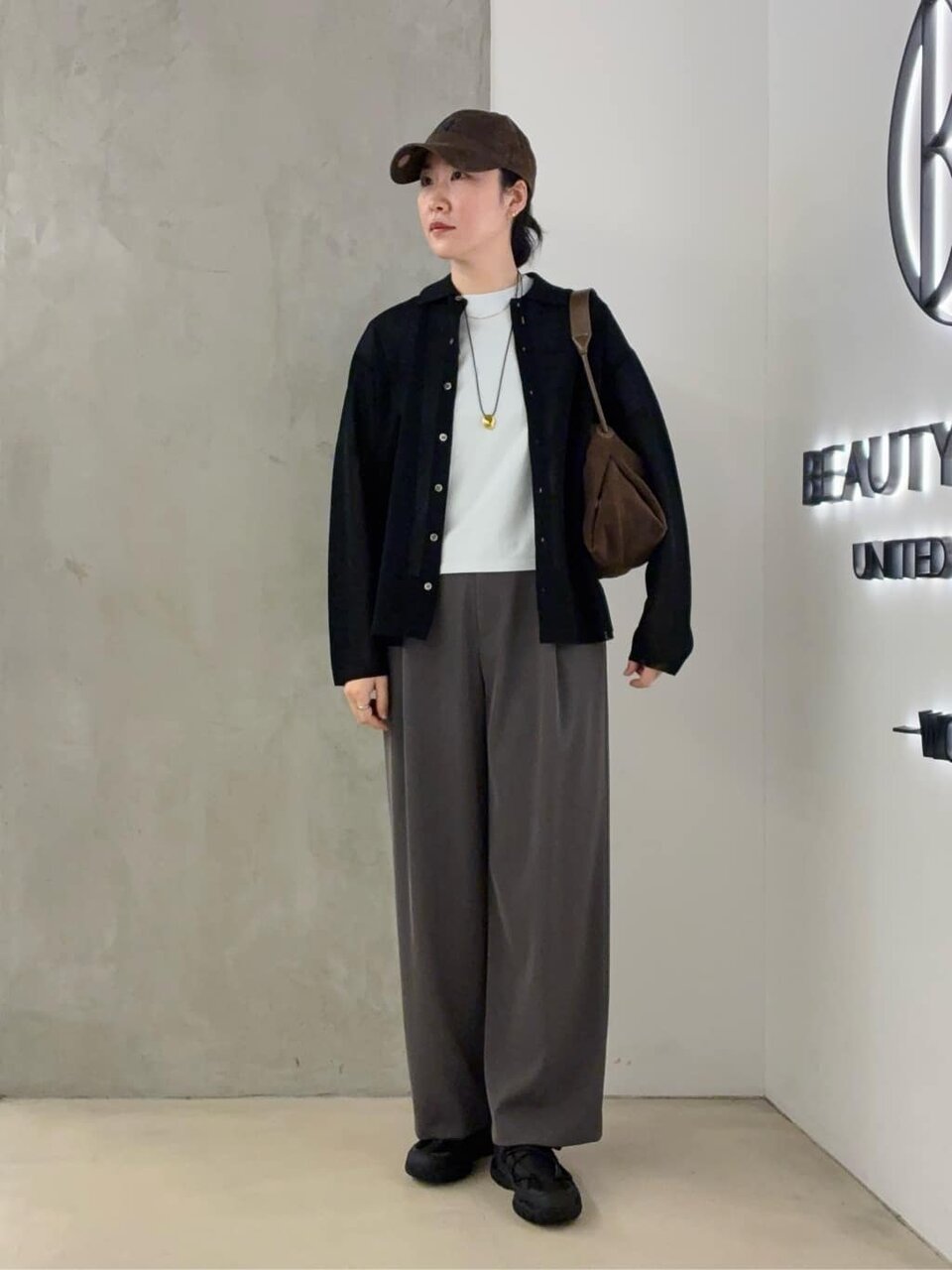 カーディガンとストレートパンツの50代きれいめカジュアルコーデ