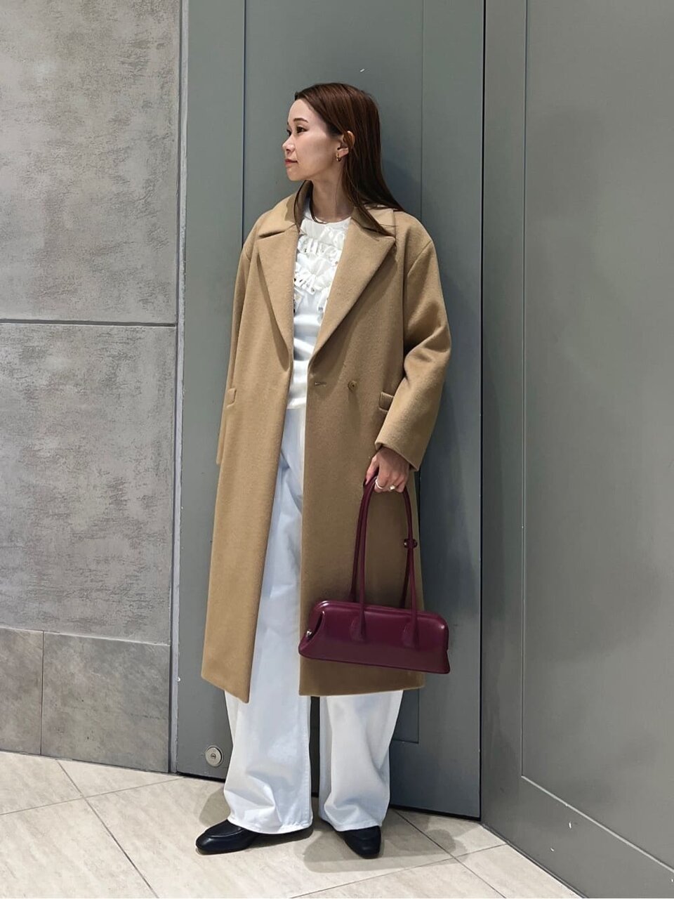 テーラードコートとデニムパンツの50代きれいめカジュアルコーデ