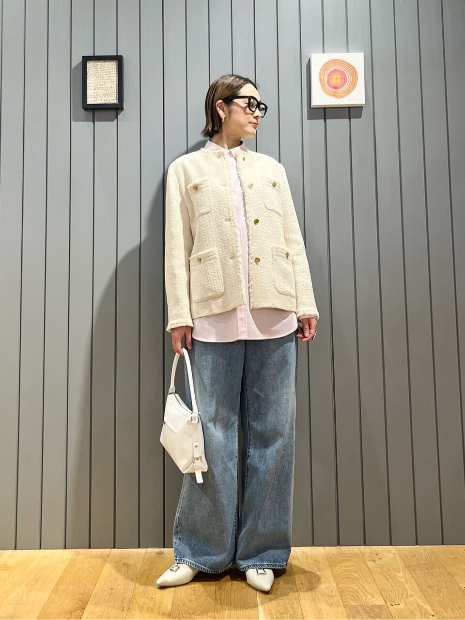 ノーカラージャケットとデニムパンツの50代きれいめカジュアルコーデ