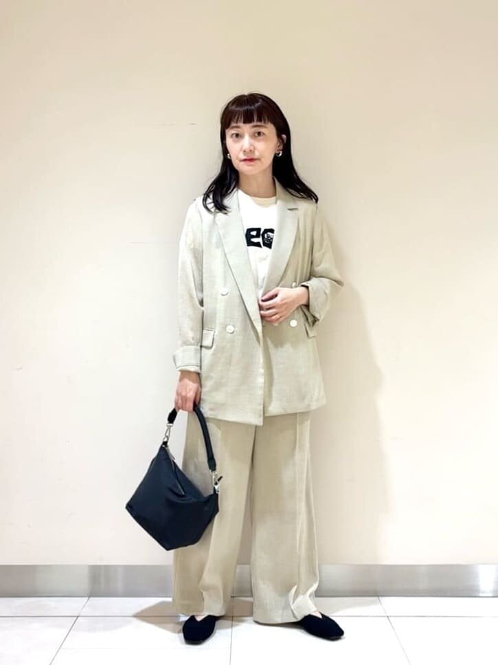 Tシャツとテーラードジャケットの50代きれいめカジュアルコーデ